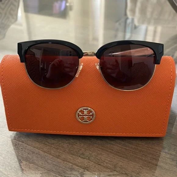 NWOT Tory Burch polarized sunglasses - Picture 4 of 4